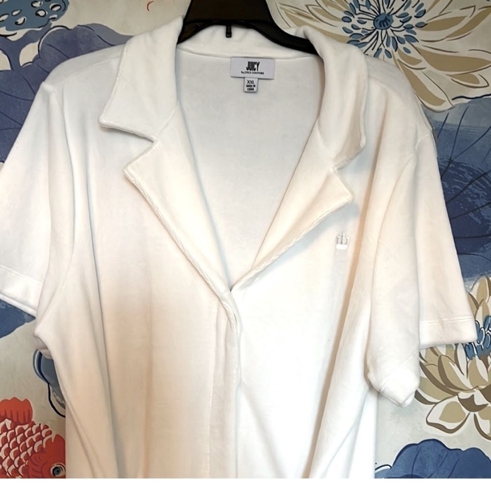 White shorts romper NWOT 
JUICY COUTURE
VELOUR ROMPER 
Size XXL - Picture 8 of 10